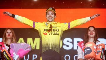 El ciclista esloveno Primoz Roglic celebra la victoria de etapa. 