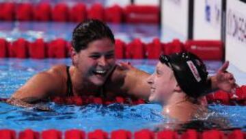 La danesa Lotte Friis (izquierda) y la estadounidense Katie Ledecky celebran sus r&eacute;cords europeo y mundial en 1.500 libre, pueba en la que la espa&ntilde;ola Mireia Belmonte qued&oacute; cuarta.