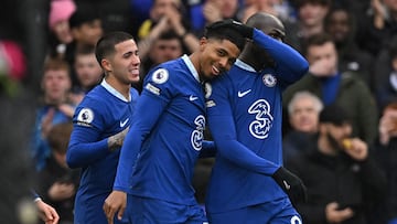 Wesley Fofana, jugador del Chelsea, celebra su gol contra el Leeds United.