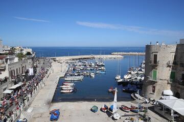 El Giro de Italia continuó su recorrido por el país de la bota dejando bellas estampas a su paso. Como la que
aparece en la imagen, durante la salida de la octava etapa, en la que el pelotón pasa junto al antiguo puerto
y el Torrione Aragonés de Giovinazzo, una localidad de la provincia de Bari, en la región de Apulia, al sur del país