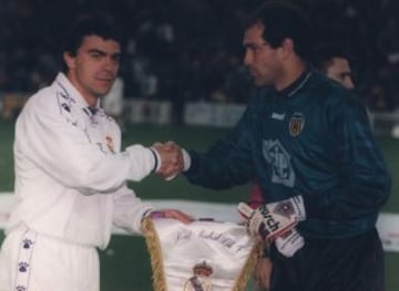 Andoni Zubizarreta estrechándole la mano a Sanchís antes de comenzar un partido del Valencia contra el Real Madrid.