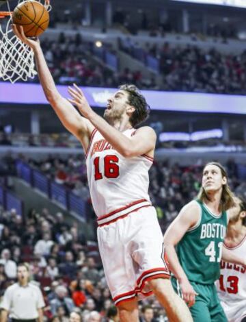 Pau Gasol, anota una bandeja.