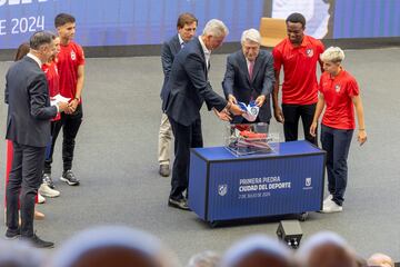 El propietario del Atlético de Madrid, Miguel Ángel Gil Marín y el presidente del club, Enrique Cerezo, meten objetos rojiblancos en la 'caja del tiempo'.