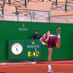 Dimitrov destroza su raqueta por la paliza que le da Rafa Nadal