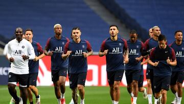 LISBON, PORTUGAL - AUGUST 11: Players of PSG warm up during the PSG Training Session ahead of the UEFA Champions League Quarter Final match between Atalanta and PSG at Estadio do Sport Lisboa e Benfica on August 11, 2020 in Lisbon, Portugal. (Photo by Dav