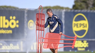 Gaizka Garitano preparando uno de los entrenamientos de esta semana del Cádiz CF.