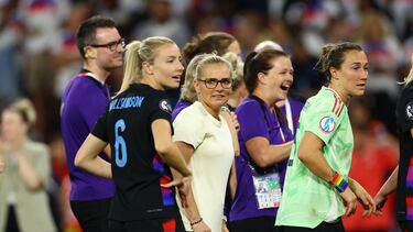 Soccer Football - UEFA Women's Euro 2025 - Semi Final - England v Italy - Stade de Geneve, Lancy, Switzerland - July 22, 2025 England's Lucy Bronze, England's Leah Williamson and England manager Sarina Wiegman celebrate after the match REUTERS/Piroschka Van De Wouw