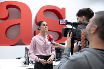 Carolina Marín, durante su visita a AS, ya sin muletas. 