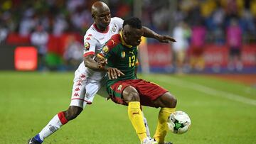 Cameroon's midfielder Christian Bassogog (R) challenges Burkina Faso's defender Yacouba Coulibaly during the 2017 Africa Cup of Nations group A football match between Burkina Faso and Cameroon