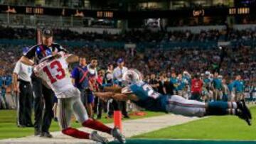 Beckham atrapa un TD ante la cobertura de Grimes.