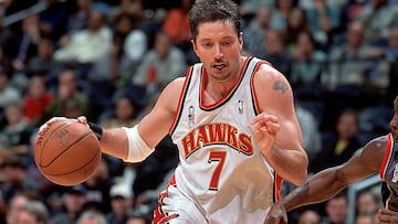 UNITED STATES - MARCH 26: Basketball: Atlanta Hawks Toni Kukoc (7) in action vs New Jersey Nets, Atlanta, GA 3/26/2002 (Photo by Garrett W. Ellwood/Sports Illustrated via Getty Images) (SetNumber: X65540 TK2 R4 F20)