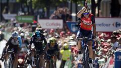 Vincenzo Nibali celebra con la se&ntilde;al del Tibur&oacute;n su victoria en Andorra la Vella.