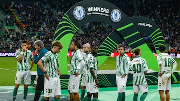 BRESLÁVIA, 28/05/2025.- Los jugadores del Betis tras recibir la medalla de subcampeones a la finalización del encuentro correspondiente a la final de la Liga de Conferencia que han disputado hoy miércoles Chelsea y Betis en el Tarczynski Arena de Breslávia. EFE / Julio Muñoz.