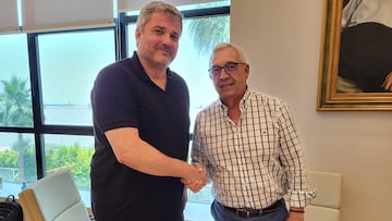 Apretón de manos entre Paco Bustos y Mariano Jiménez