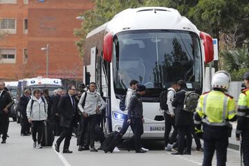 Llegada del Real Madrid al hotel de concentración en Barcelona. En la foto, Militao tras bajar del autobús. 
