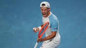 El tenista argentino Diego Schwartzman celebra un punto durante su partido ante Stefanos Tsitsipas en la eliminatoria entre Argentina y Grecia en la ATP Cup.