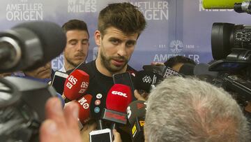 Piqué atiende a los medios de comunicación.