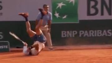 Verdasco se enganchó en la arcilla y salió por los aires