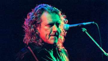 Robert Plant actúa el 23 de octubre de 2000 en el Melkweg de Ámsterdam, Países Bajos.