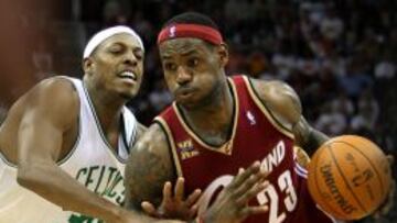Paul Pierce y LeBron James, durante un partido en octubre de 2009, cuando el primero aún jugaba en Boston y el segundo aún no se había marchado a Miami.