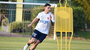 James Rodr&iacute;guez cambia de look. El futbolista colombiano comparti&oacute; en sus redes sociales im&aacute;genes del nuevo color de su cabello, dejando atr&aacute;s el azul.