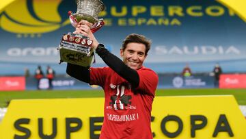 Marcelino con el trofeo de la Supercopa.