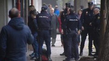 Efectivos de la Policía Nacional con algunos de los detenidos en la reyerta en Madrid Río producida entre radicales del Deportivo y del Atlético.