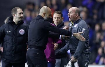 Guardiola, fue eliminado en la quinta ronda de la FA Cup por el Wigan, de tercera categoría inglesa, al perder 1-0 en un ajustadísimo encuentro fuera de casa. Pero el mal trago para el entrenador del City no se limitó a la sorprendente eliminación de su equipo, sino que antes, en el descanso del partido, tuvo un incidente con Paul Cook, el técnico del equipo rival, con el que se encaró. En su camino hacia los vestuarios después del final de la primera mitad, aún con empate a cero en el marcador, los dos entrenadores empezaron a discutir acaloradamente, sin que, no obstante, la cosa llegara a mayores.