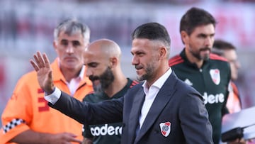 BUENOS AIRES, ARGENTINA - FEBRUARY 26: Martin Demichelis head coach of River Plate waves to the fans before a match between River Plate and Arsenal as part of Liga Profesional 2023 at Estadio Más Monumental Antonio Vespucio Liberti on February 26, 2023 in Buenos Aires, Argentina. (Photo by Rodrigo Valle/Getty Images)