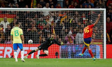 3-2. Rodrigo Hernández dispara al palo derecho de Bento engañando al portero brasileño, que se vence al otro lado.