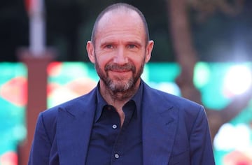 Así luce actualmente, Ralph Fiennes, 19 años después de su primera aparición en la saga de Harry Potter como Lord Voldemort.