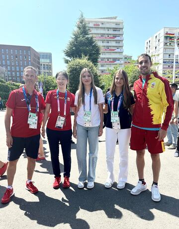 La Princesa de Asturias y la Infanta Sofía posan con el equipo de tenis de mesa mixto compuesto por María Xiao y Álvaro Robles. 
