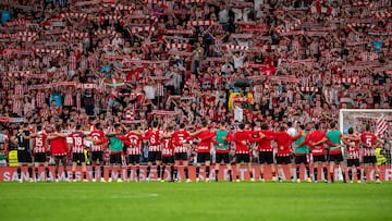BILBAO, 16/03/2024.- Los jugadores del Athletic al término del partido de Liga que Athletic Club y Deportivo Alavés han disputado este sábado en el estadio de San Mamés. EFE/Javier Zorrilla