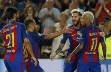 Los jugadores celebran el 2-0 de Messi. 