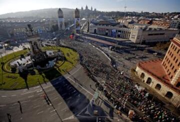 Salida de la trigésimo cuarta edición del Maratón de Barcelona, en la que participan 17.830 atletas de 87 países, lo que la sitúa entre las cinco 'grandes' de Europa, Maratón de Barcelona. 