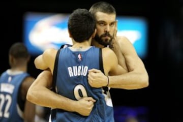 Marc Gasol saluda a su compatriota Ricky Rubio.