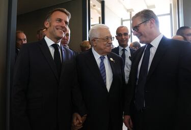 El primer ministro británico, Keir Starmer, el presidente francés, Emmanuel Macron, y el presidente palestino, Mahmoud Abbas, conversan antes de asistir a una cumbre de líderes mundiales sobre el fin de la guerra de Gaza.