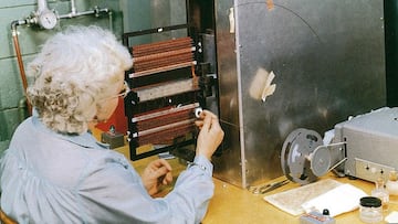 Así fue la primera memoria informática del mundo: la NASA la cosió a mano y tenía el nombre de ‘rope memory’