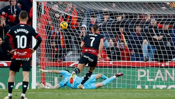 PALMA DE MALLORCA.- El delantero alban¨¦s del Mallorca, Vedat Muriqi, consigue batir desde el punto de penalti al guardameta del Espanyol, Joan Garc¨ªa, consiguiendo el segundo gol del equipo balear durante el encuentro correspondiente a la jornada 28 de Laliga EA Sports que han disputado hoy s¨¢bado Real Mallorca y Espanyol en el estadio de Son Moix.- EFE/CATI CLADERA.