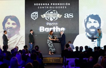 Raquel González y Juan Jiménez entregan el premio a Pedro Barthe.