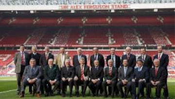 Florentino P&eacute;rez, entre Gill y Charlton, en Old Trafford.