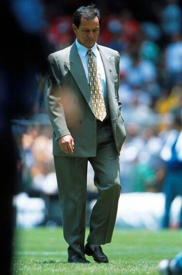 Después del 'Aztecazo', Meza permaneció en el timón para el partido eliminatorio en Honduras que tomaría parte tres días después. El resultado solo resaltó la catástrofe. México perdió 3-1 en San Pedro Sula y quedó en el penúltimo lugar del hexagonal de Concacaf clasificatorio a Corea-Japón 2002. Tras el batacazo en Honduras, 'El Ojitos' presentó su renuncia irrevocable al puesto. El segundo entrenador del ciclo mundialista había caído.