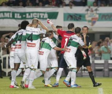 Elche-Real Madrid. Al final del partido los jugadores del Elche protestaron el penalti al árbitro Muñíz Fernández.