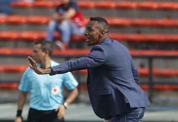 Luis Amaranto Perea debutó en la fecha 9 como entrenador de Leones, equipo que está cerca de descender a la segunda categoria.