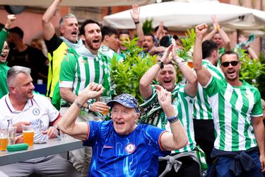 Gran ambiente en la Fan Zone del Real Betis. 