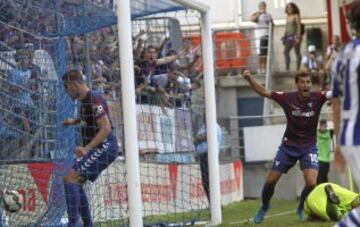 El centrocampista del Eibar Javi Lara (i) dentro de la portería contraria tras marcar gol ante la Real Sociedad, durante el partido de la primera jornada de Liga de Primera División disputado esta tarde en el estadio de Ipurua. 