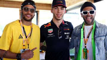 Neymar, Alves y Arbeloa están en Barcelona siguiendo la F1
