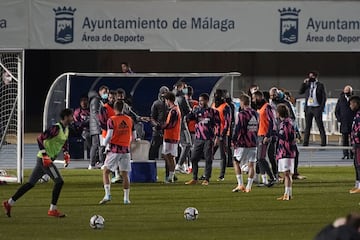 Eden Hazard entre el grupo de jugadores.