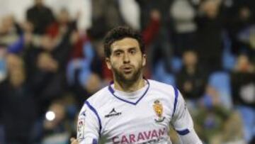 Borja Bast&oacute;n celebra uno de los 22 goles que ha marcado esta temporada.