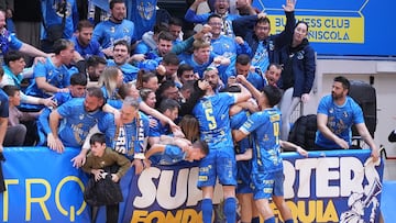 El Peñíscola celebra con su afición el pase a la fase final de la Copa del Rey.